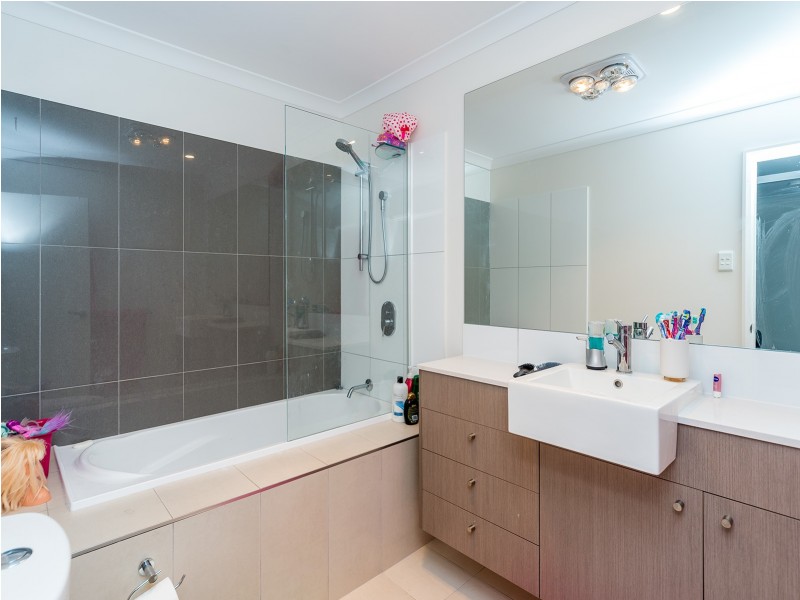 9 Mayfair Lane, Hope Island QLD 4212