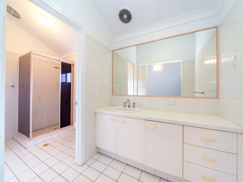 2 Anchorage Way, Biggera Waters QLD 4216