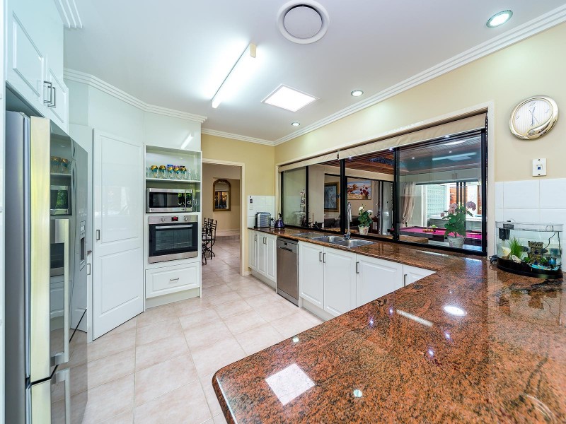 6 Belltop Court, Helensvale QLD 4212