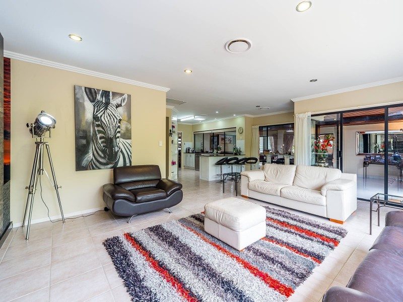 6 Belltop Court, Helensvale QLD 4212