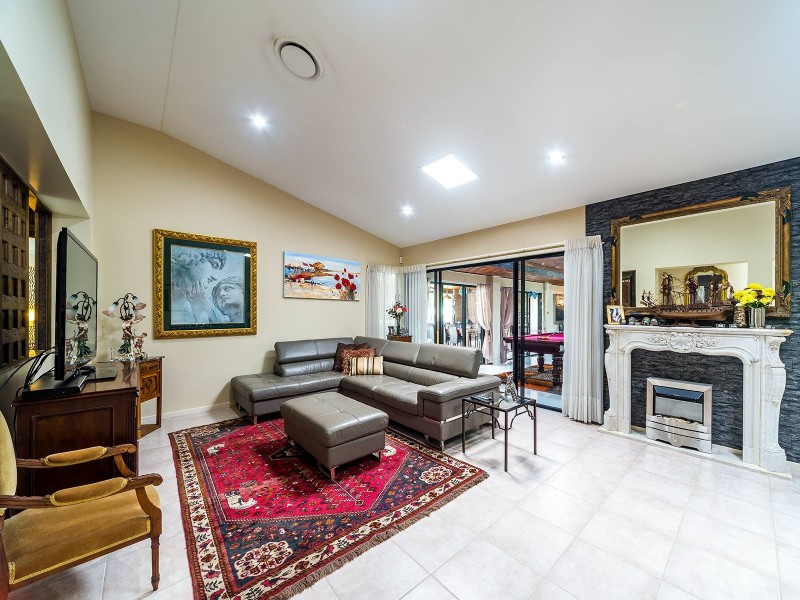 6 Belltop Court, Helensvale QLD 4212