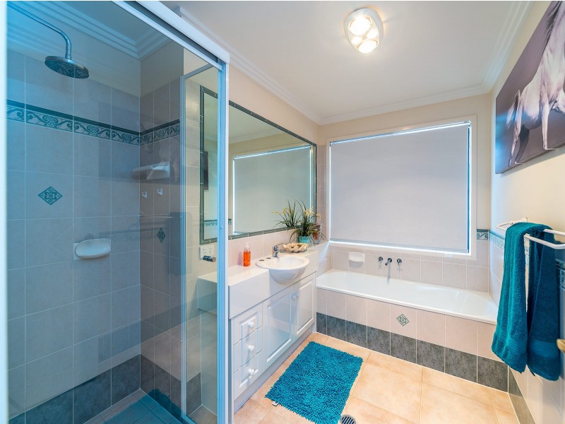 6 Belltop Court, Helensvale QLD 4212