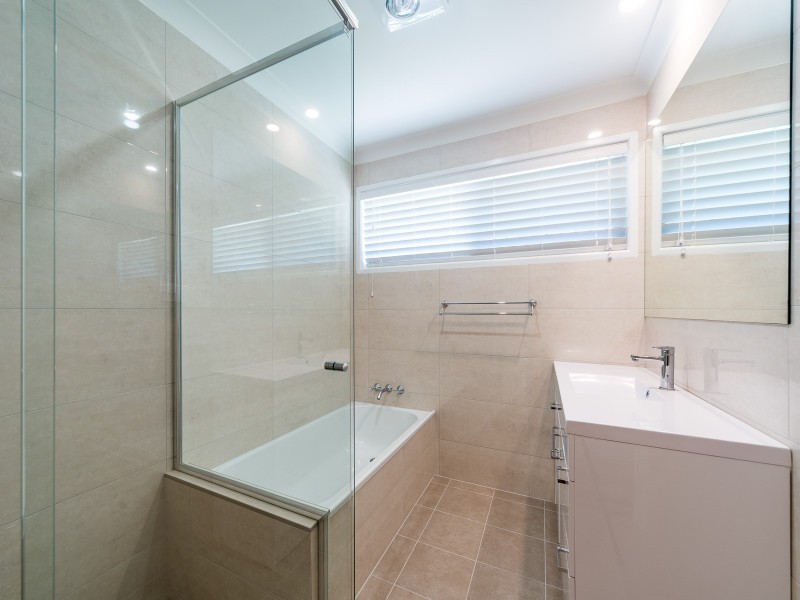 33 Dromana Crescent, Helensvale QLD 4212