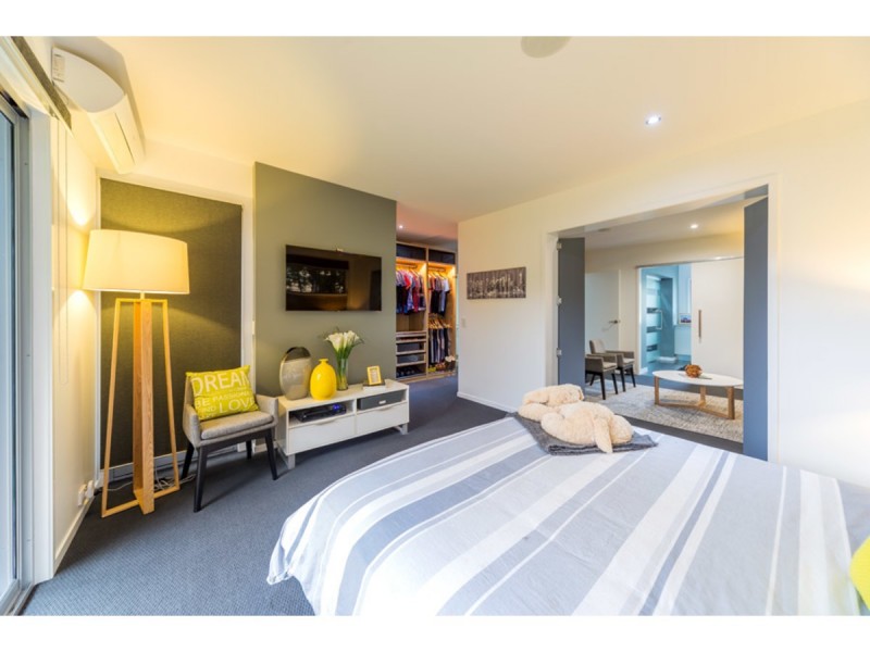 88 Robert Street, Labrador QLD 4215