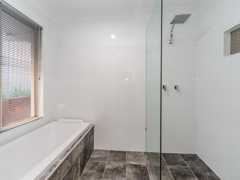 11 Dromana Crescent, Helensvale QLD 4212