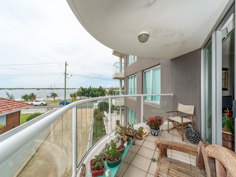 4/242 Marine Parade, Labrador QLD 4215