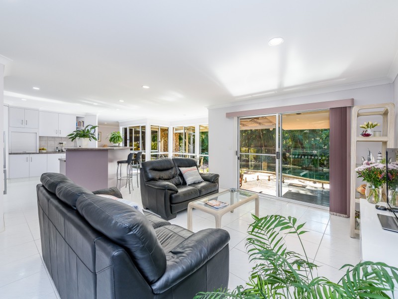 10 Riverdowns Crescent, Helensvale QLD 4212