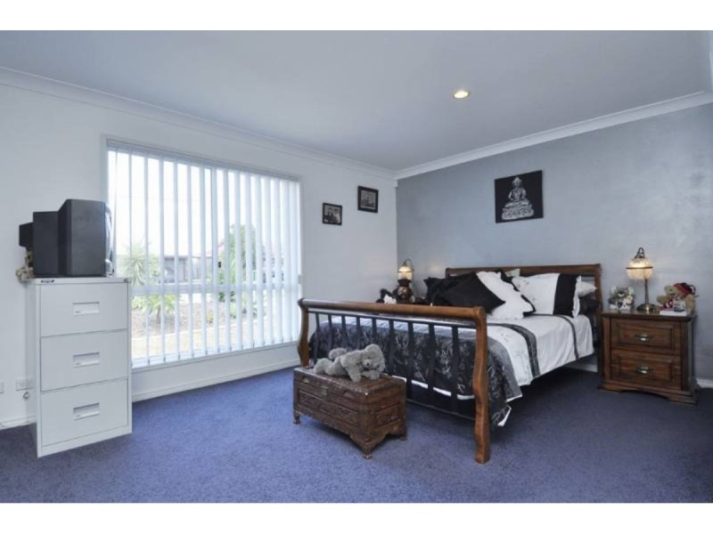 24 Manra Way, Pacific Pines QLD 4211