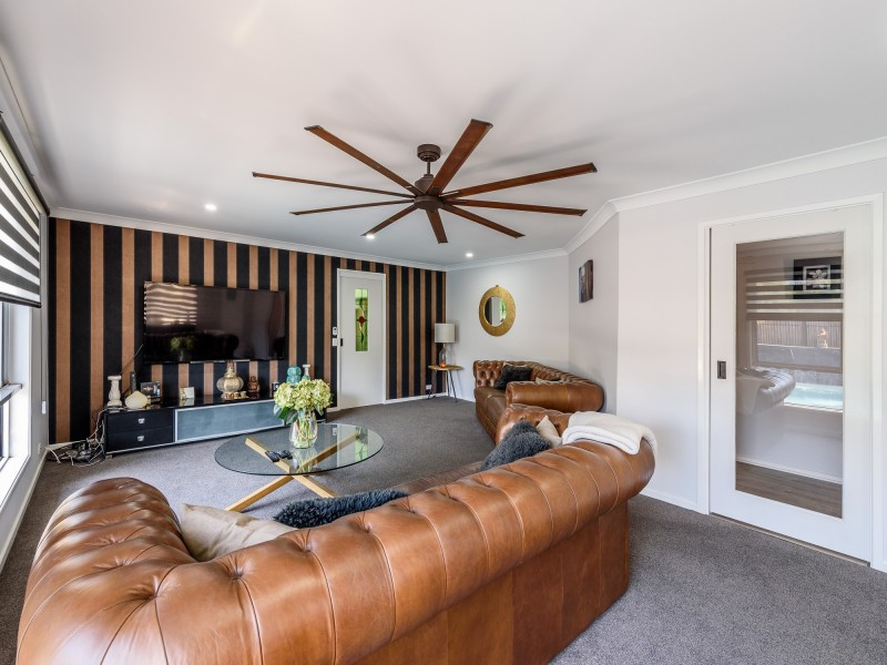 92 Parkes Drive, Helensvale QLD 4212