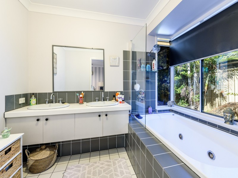 92 Parkes Drive, Helensvale QLD 4212