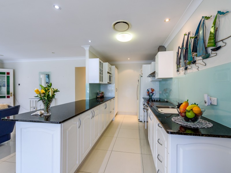 1 Dobell Avenue, Paradise Point QLD 4216