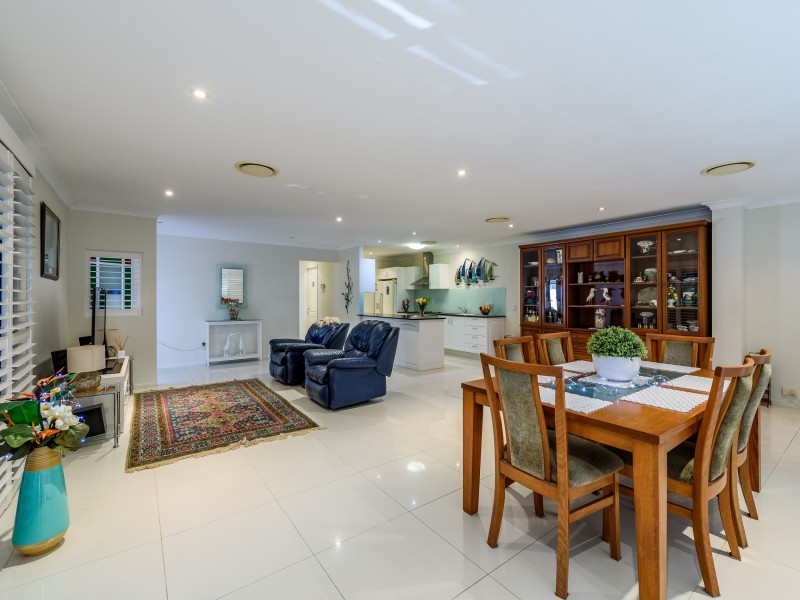 1 Dobell Avenue, Paradise Point QLD 4216