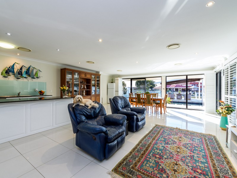 1 Dobell Avenue, Paradise Point QLD 4216