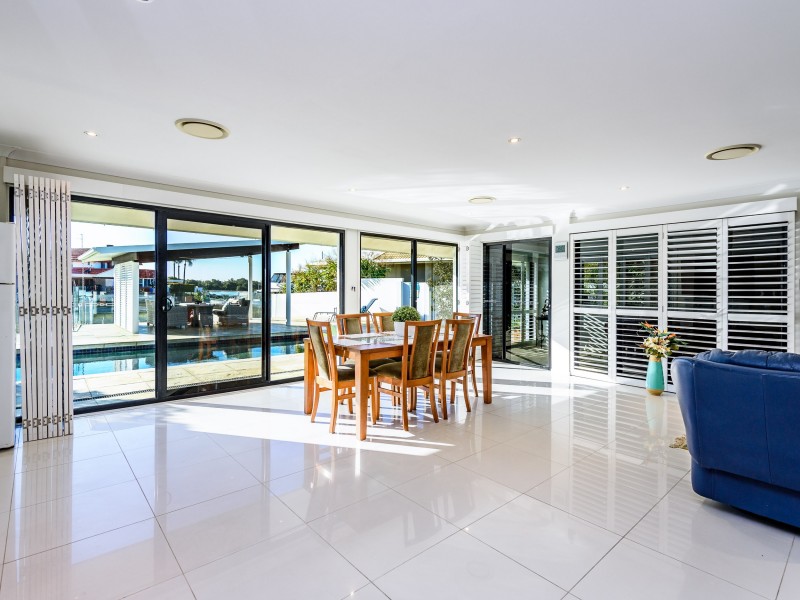 1 Dobell Avenue, Paradise Point QLD 4216