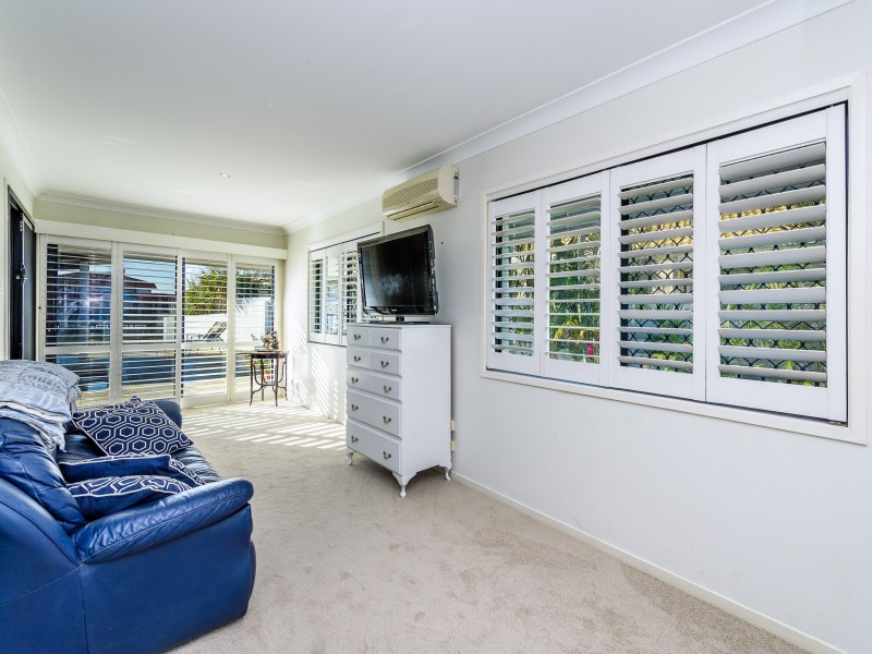 1 Dobell Avenue, Paradise Point QLD 4216