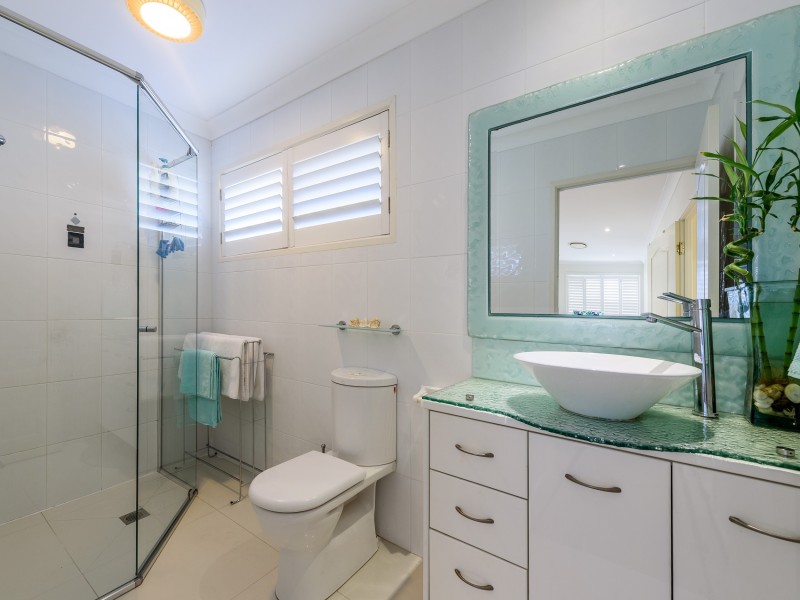 1 Dobell Avenue, Paradise Point QLD 4216