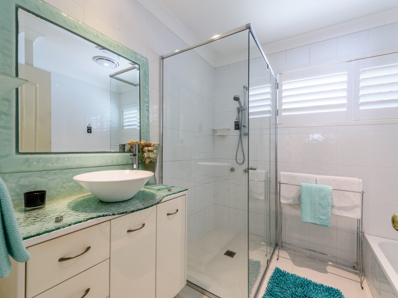 1 Dobell Avenue, Paradise Point QLD 4216