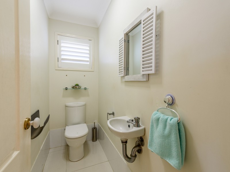 1 Dobell Avenue, Paradise Point QLD 4216