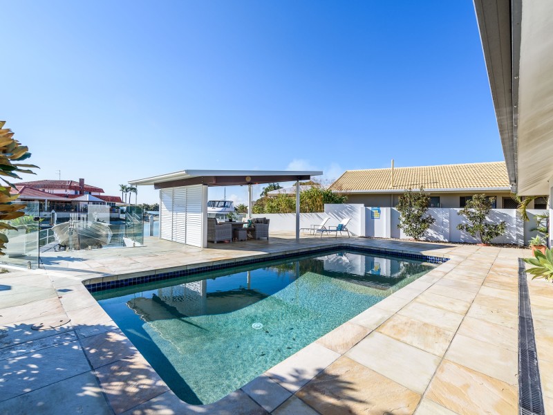 1 Dobell Avenue, Paradise Point QLD 4216