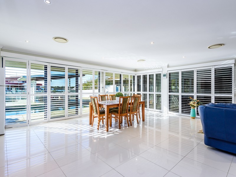 1 Dobell Avenue, Paradise Point QLD 4216