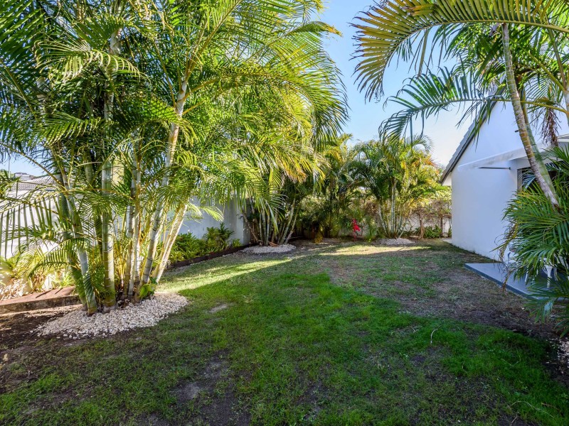 1 Dobell Avenue, Paradise Point QLD 4216