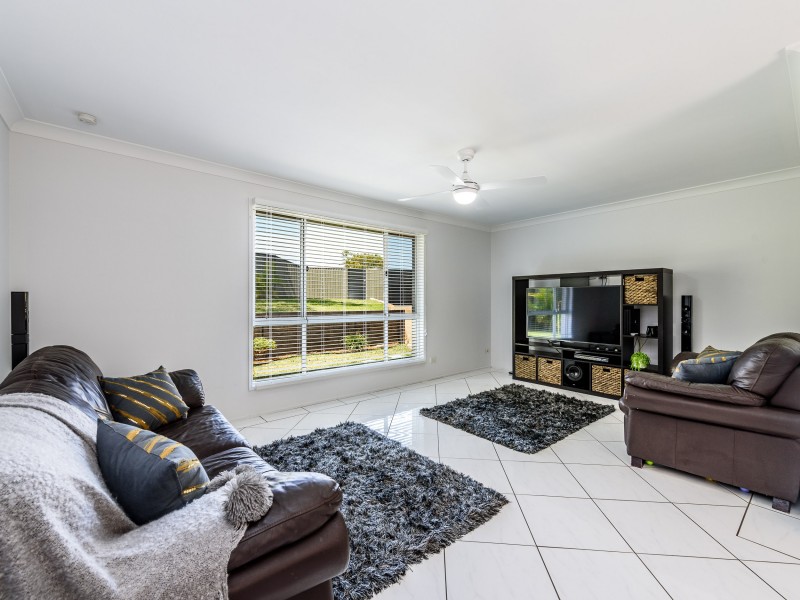 4 Dubbo Court, Helensvale QLD 4212