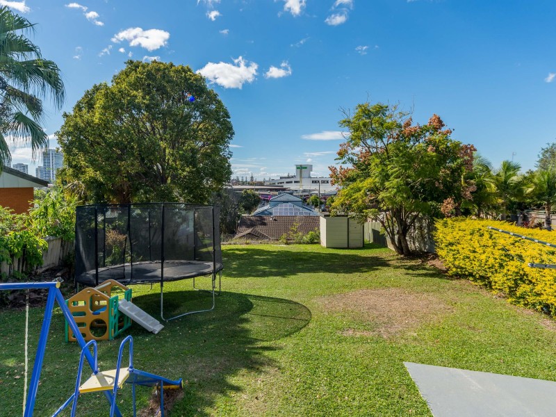 33 Ashbourne Terrace, Biggera Waters QLD 4216