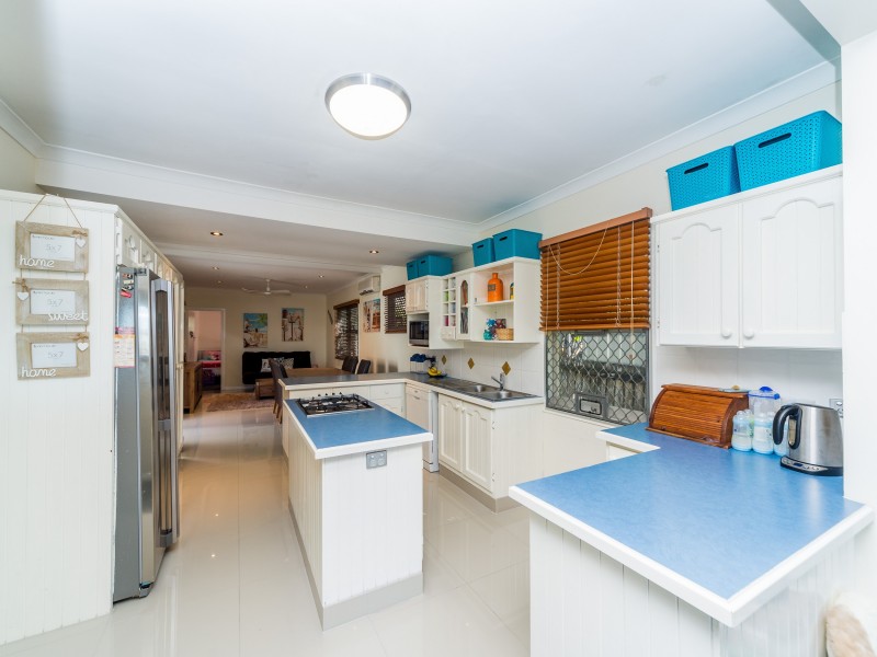 33 Ashbourne Terrace, Biggera Waters QLD 4216