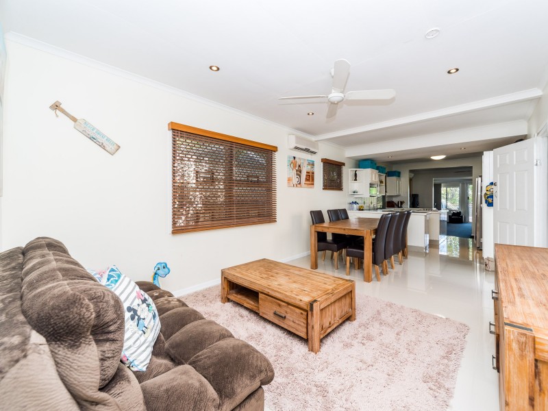 33 Ashbourne Terrace, Biggera Waters QLD 4216
