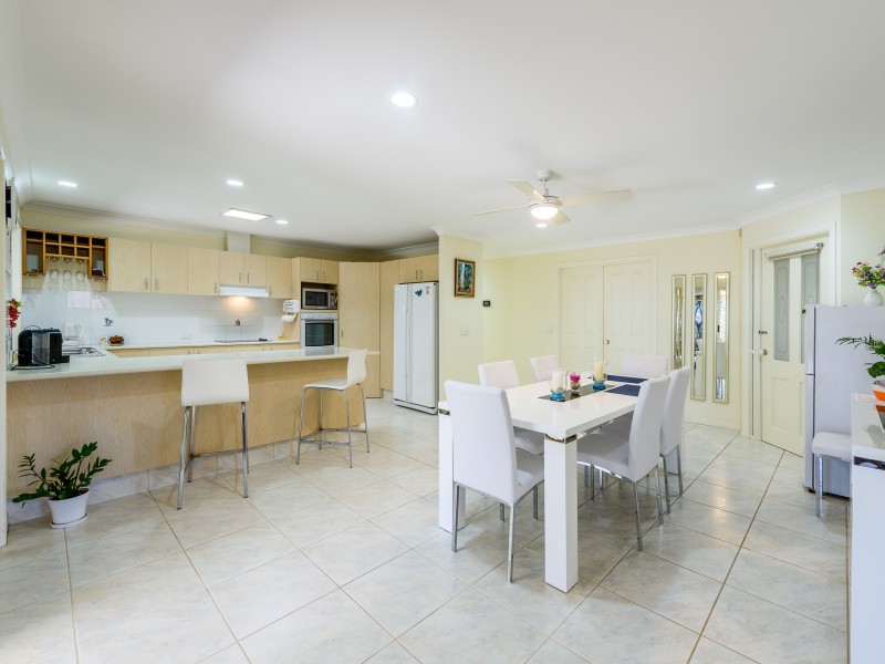 19 Highvale Drive, Helensvale QLD 4212