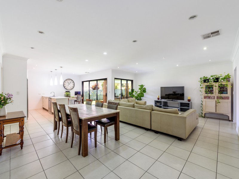 4 Bimberi Row, Pacific Pines QLD 4211