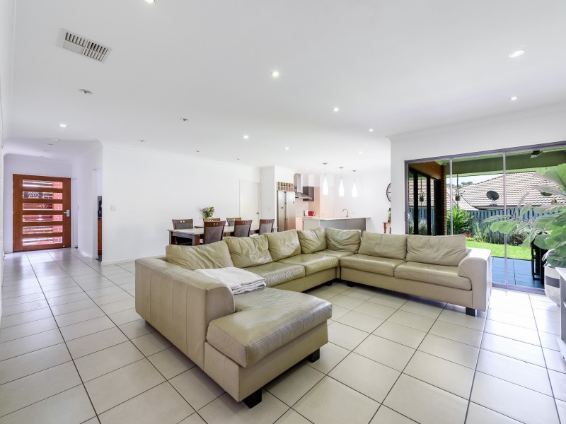 4 Bimberi Row, Pacific Pines QLD 4211