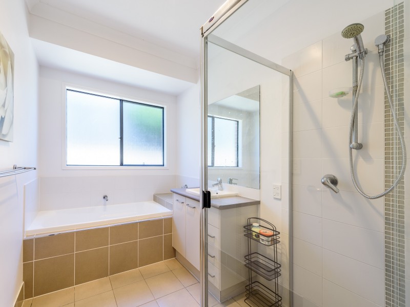 4 Bimberi Row, Pacific Pines QLD 4211