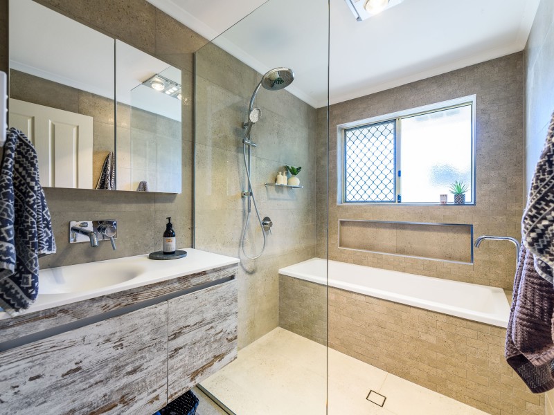 16 Rosswood Court, Helensvale QLD 4212