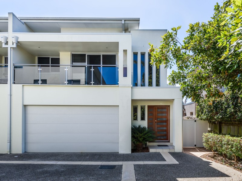 2/160 Muir Street, Labrador QLD 4215