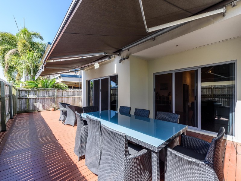 2/160 Muir Street, Labrador QLD 4215