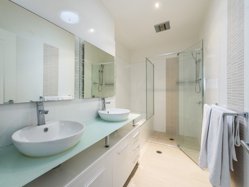 2/160 Muir Street, Labrador QLD 4215