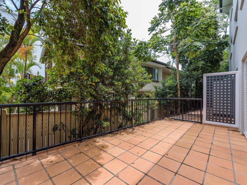 17A/220 Marine Parade, Labrador QLD 4215