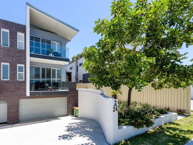 2/24 Drake Avenue, Paradise Point QLD 4216