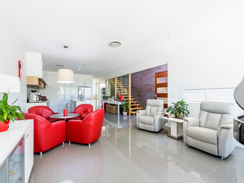2/24 Drake Avenue, Paradise Point QLD 4216
