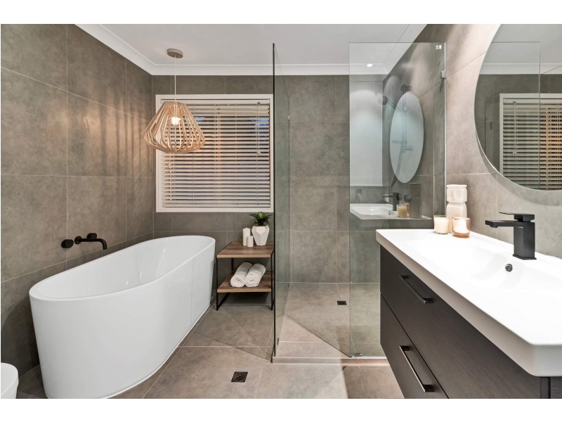 4 Lakewood Court, Helensvale QLD 4212