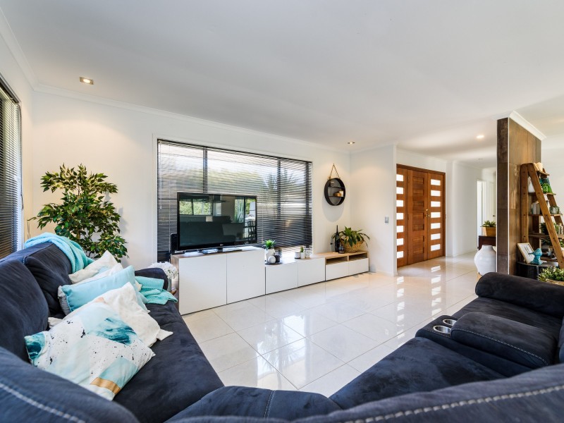 6 Lachlan Court, Helensvale QLD 4212