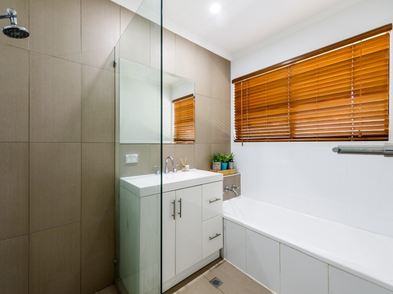 6 Lachlan Court, Helensvale QLD 4212