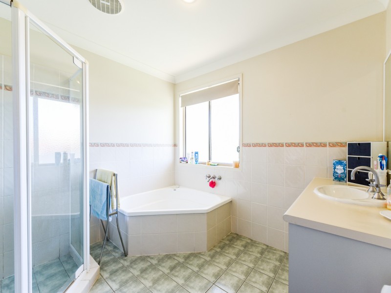 35 Manra Way, Pacific Pines QLD 4211