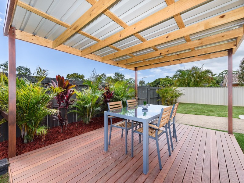 1/2 Warrie Close, Paradise Point QLD 4216