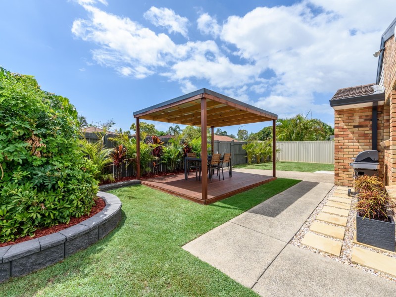 1/2 Warrie Close, Paradise Point QLD 4216