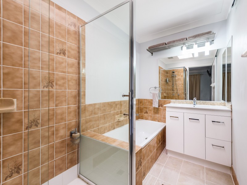 1/2 Warrie Close, Paradise Point QLD 4216