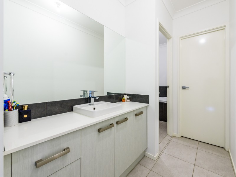 15 Woodland Avenue, Mount Nathan QLD 4211