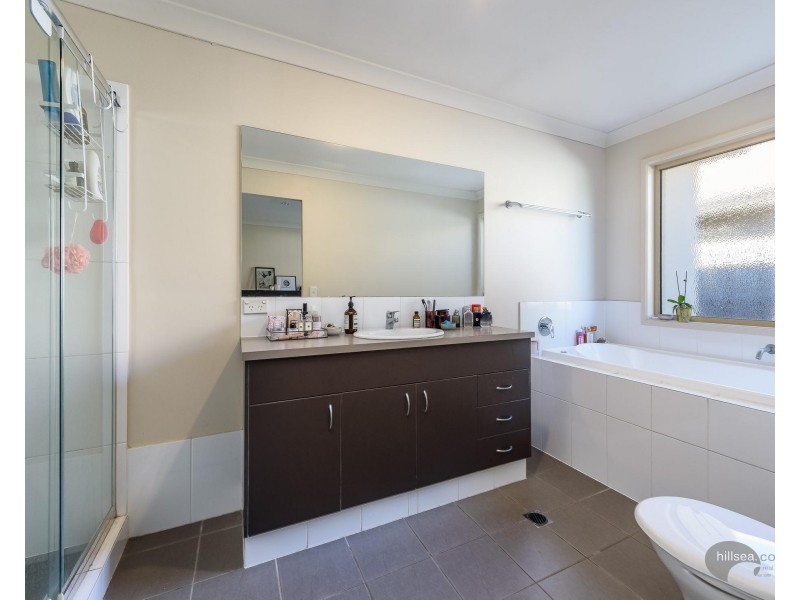 8 Alford Lane, Pacific Pines QLD 4211