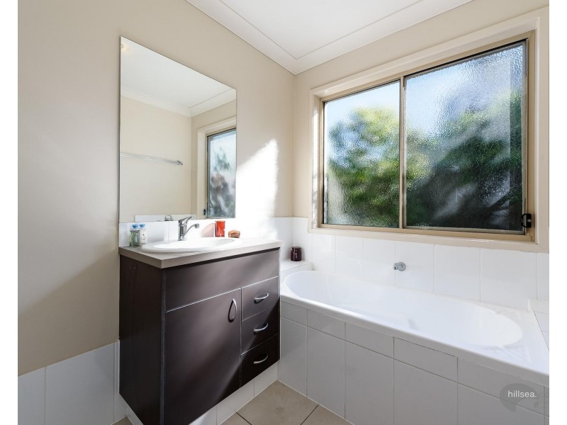 8 Alford Lane, Pacific Pines QLD 4211